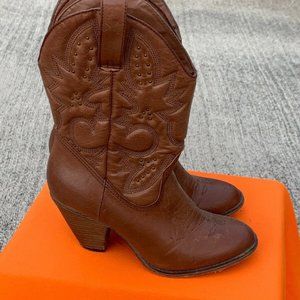 Lady's Country Western Boots by LARUE-size 10 in Brown manmade like new